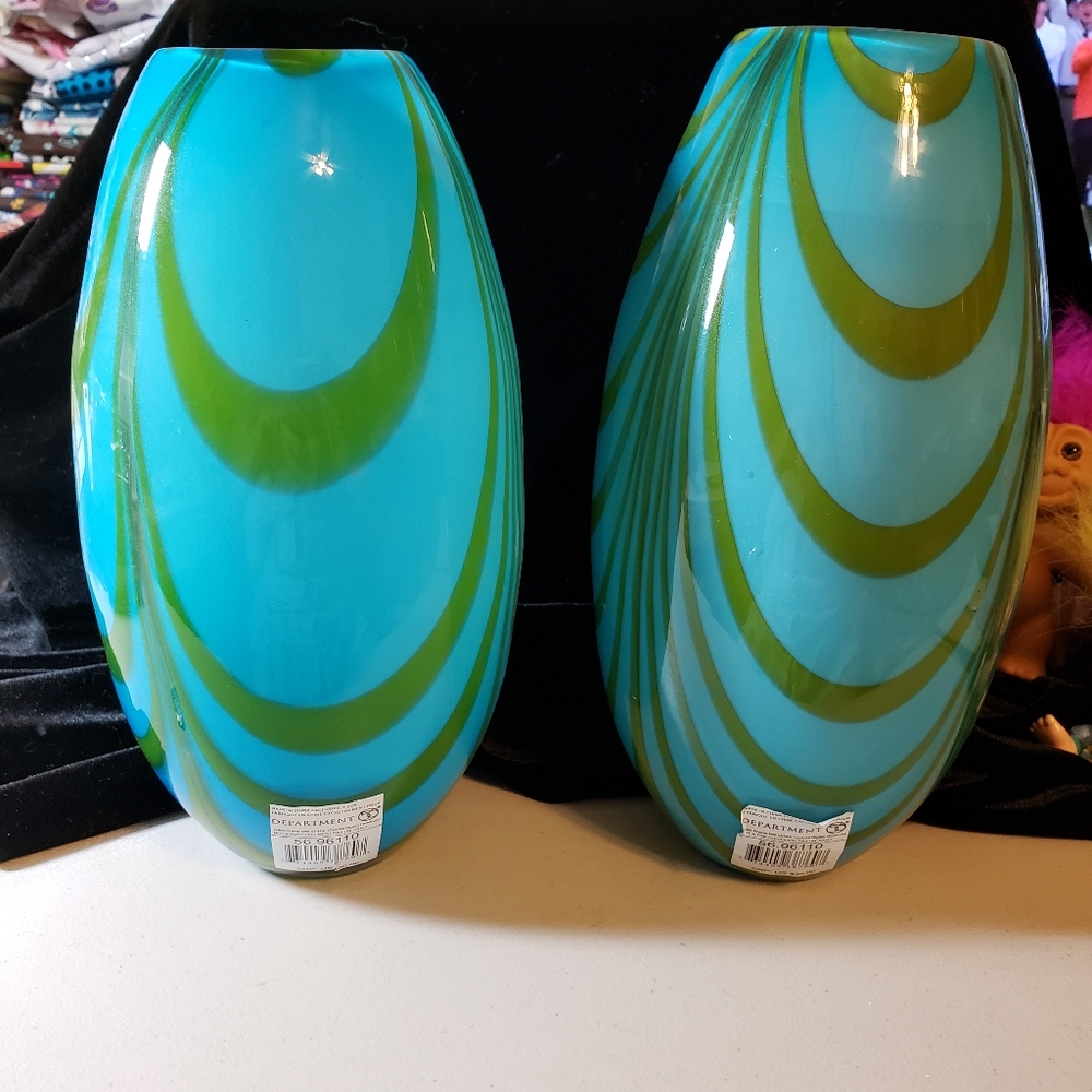 2  Beautiful Vases - Picture 2 of 11